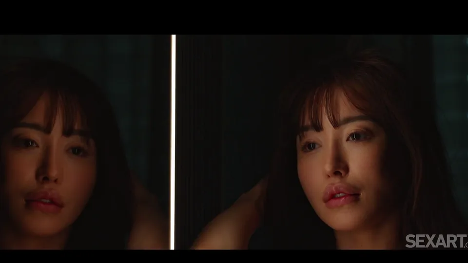日本を代表するインスタグラムセレブ、大原麗奈が鏡の前で自分の姿を眺めながらムラムラしてきます。シャワーを浴びた後、彼女はベッドに入り、恋人と時間を過ごします。