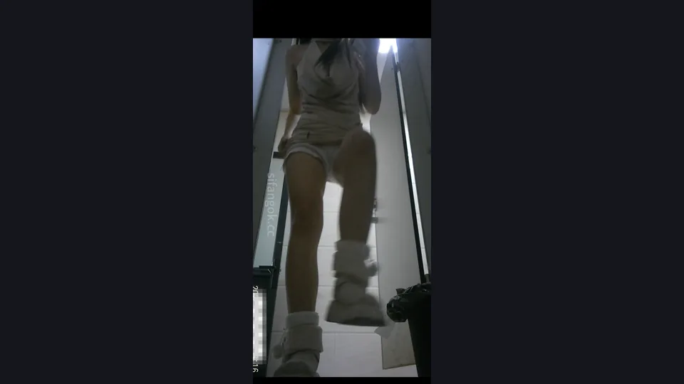 【ネット有名人トイレ撮影】マスターが女子トイレに忍び込み、成都のトップグループ放送局の白虎マンコを2つの角度から隠し撮り（3v）