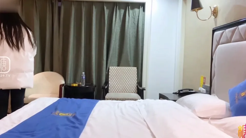 【橙子哥探花】 糖心Vlog [Cheng Zi Ge Tan Hua] は、小柄で横からと後ろからの巨根に耐えられず、ピンク色のマンコが腫れるほど深く挿入されるかわいい 2 年生の女の子とセックスします。