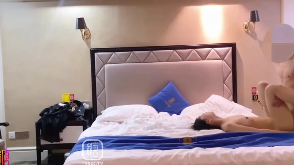 【橙子哥探花】 糖心Vlog [Cheng Zi Ge Tan Hua] は、小柄で横からと後ろからの巨根に耐えられず、ピンク色のマンコが腫れるほど深く挿入されるかわいい 2 年生の女の子とセックスします。