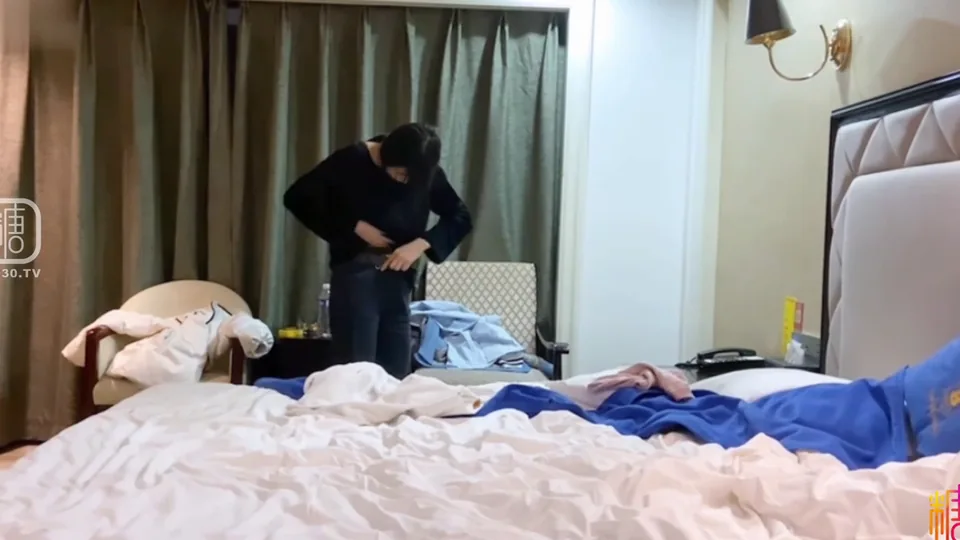 【橙子哥探花】 糖心Vlog [Cheng Zi Ge Tan Hua] は、小柄で横からと後ろからの巨根に耐えられず、ピンク色のマンコが腫れるほど深く挿入されるかわいい 2 年生の女の子とセックスします。