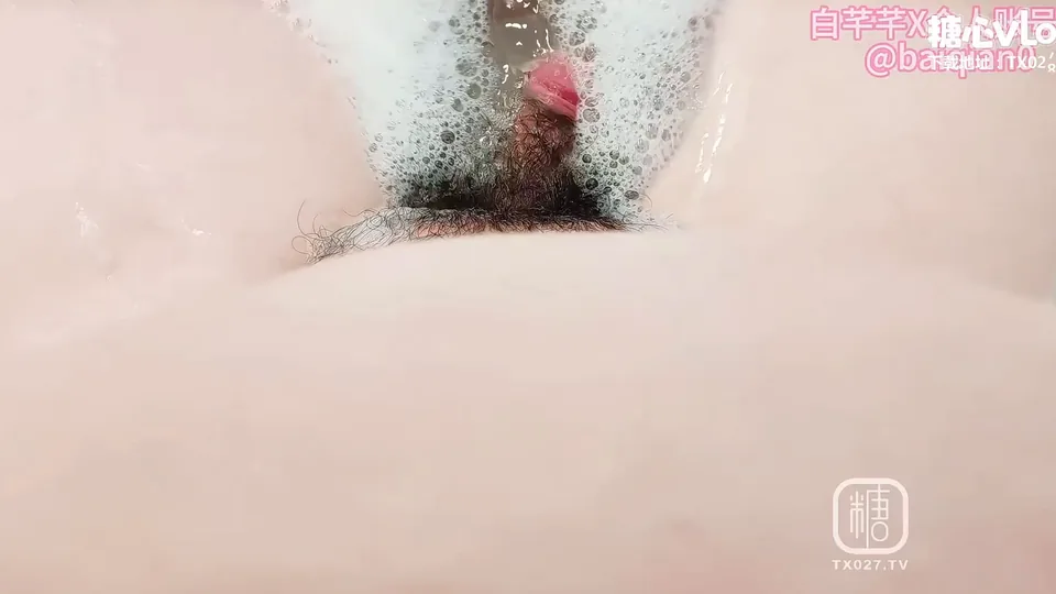 【白芊芊】 糖心Vlog [Bai Qianqian] がハイビスカス入りの水、情熱的なオシドリ風呂、ディープスロート舐め、そして深い挿入と射精 (パート 1) - Bai Si の新作
