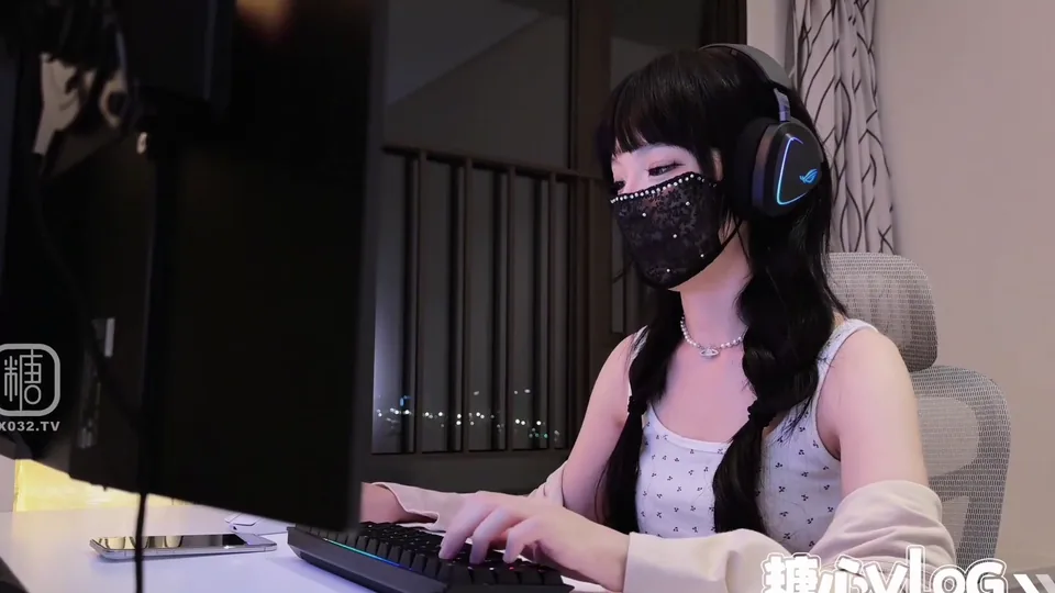 糖心VlogUp主【潘潘Pan】丝足色诱电竞少女勾引电脑修理师