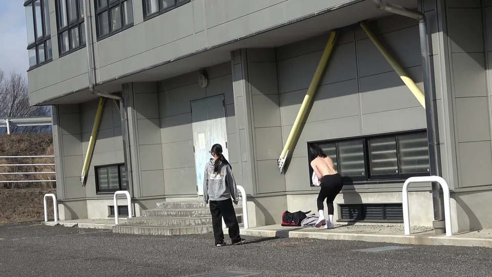 【チアっこ】女子2人のひやひやお外お着替え！おっぱいおま○こ丸見え激写！！