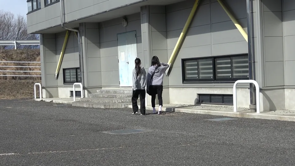 【チアっこ】女子2人のひやひやお外お着替え！おっぱいおま○こ丸見え激写！！