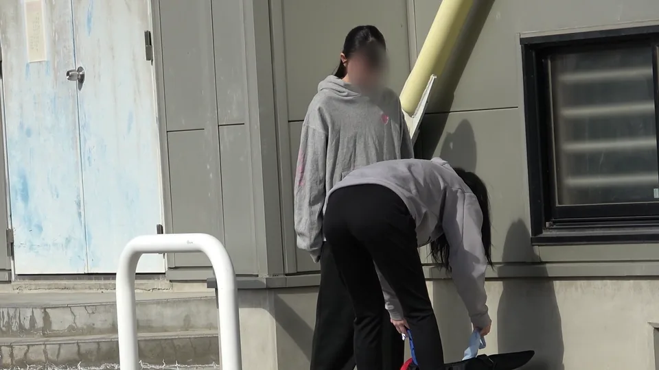 【チアっこ】女子2人のひやひやお外お着替え！おっぱいおま○こ丸見え激写！！