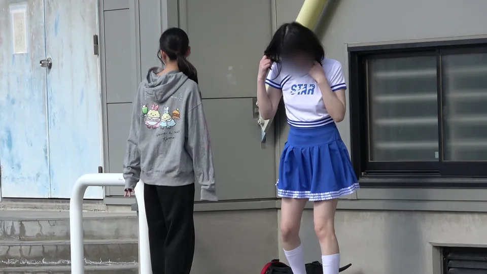 【チアっこ】女子2人のひやひやお外お着替え！おっぱいおま○こ丸見え激写！！