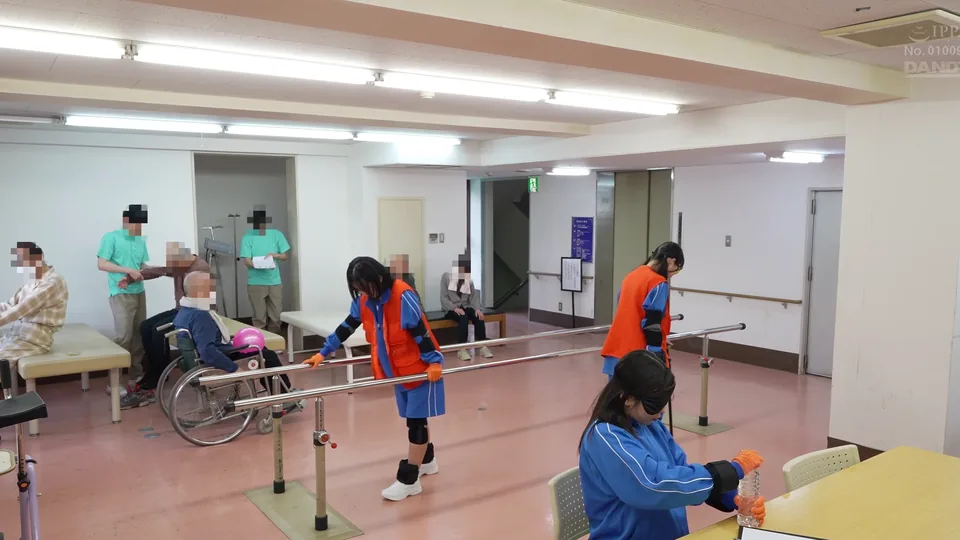DANDYA-049 職業体験で出会ったグルの介護士に陰部洗浄と騙され亀頭指先こちょこちょ手コキを指導され射精させてしまうウブJ〇
