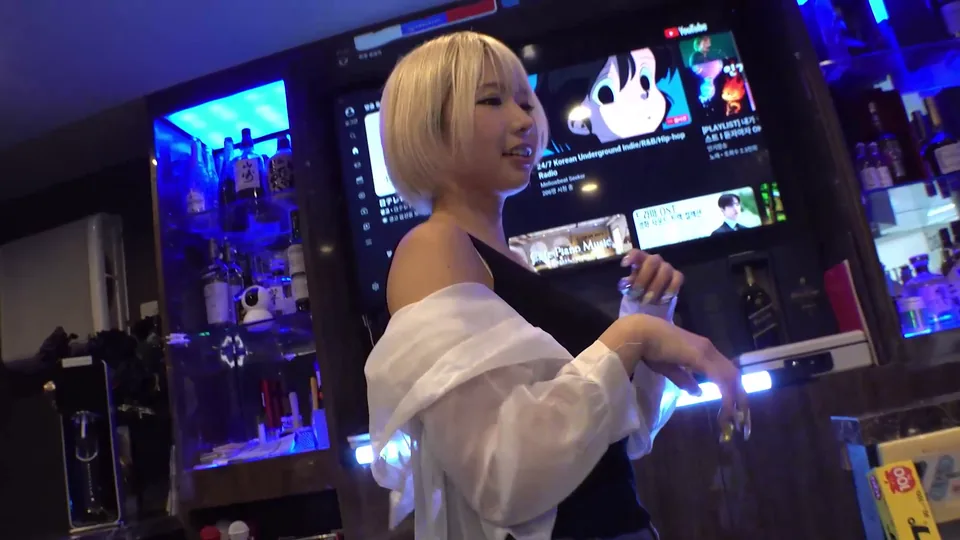 〔非コンプラ動画㊲〕ガールズバー集団痴●※歌舞伎町※キャスト（身長160cm前後、金髪ボブ)
