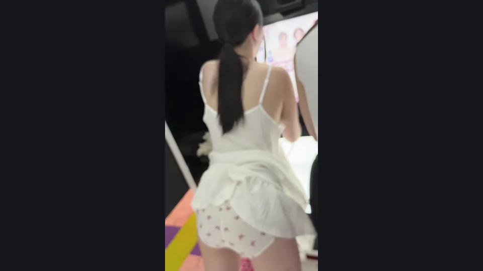 【危険】高学年女子の白ワンピの中に入りたい！