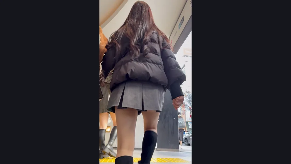 【再販】《４K・高画質》 No.1424「ギャーギャーうるさいパリピ！超エッロいハミ出しプリ尻肉」