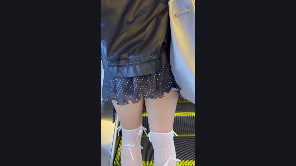 【再販】《４K・高画質》 No.1424「ギャーギャーうるさいパリピ！超エッロいハミ出しプリ尻肉」