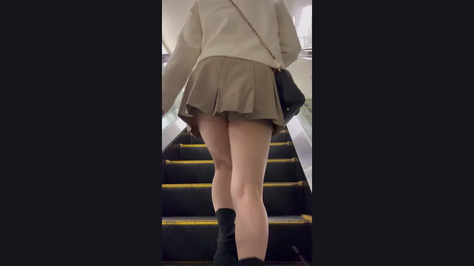 【再販】《４K・高画質》 No.1424「ギャーギャーうるさいパリピ！超エッロいハミ出しプリ尻肉」