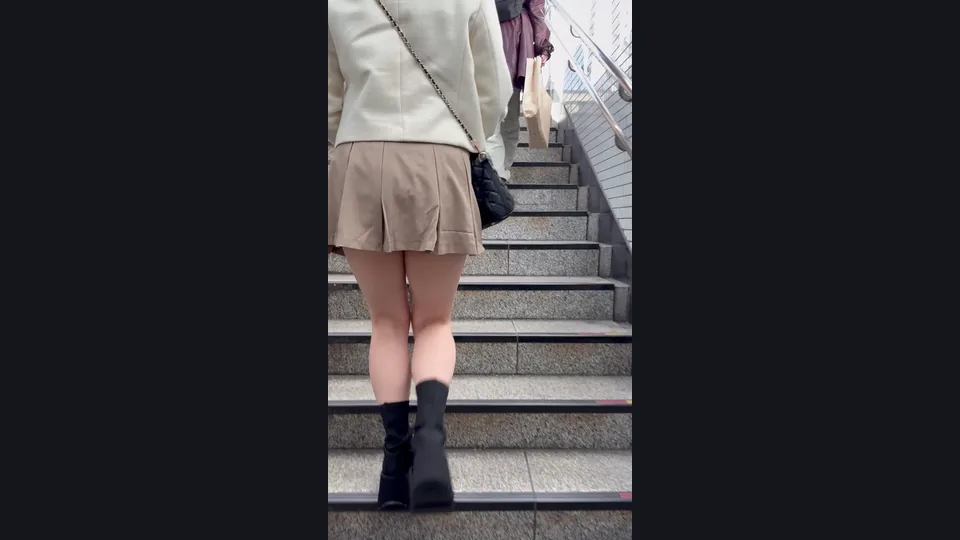 【再販】《４K・高画質》 No.1424「ギャーギャーうるさいパリピ！超エッロいハミ出しプリ尻肉」