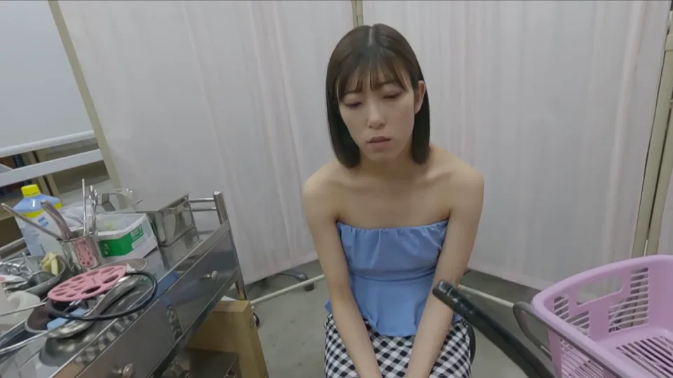 性交渉で乳首を激しく勃起させる貧乳お姉さん