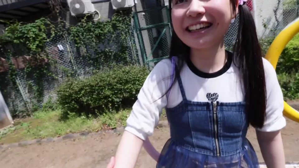 SUJI-322 小さなカラダの女の子を連れ込みパンツを脱がせて幼膣パイパンマ●コにデカチン捻じ込み中出し放題！