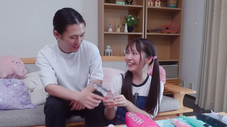 SUJI-322 小さなカラダの女の子を連れ込みパンツを脱がせて幼膣パイパンマ●コにデカチン捻じ込み中出し放題！