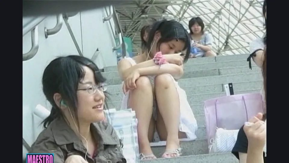 お座り女子パンチラ VOL.17, 女子校生　大股開きでパンチラ, タイトスカートだとそうなりますよね。デルタくっきりパンチラ, しゃがみパンチラ女子　パンティの柄までくっきり