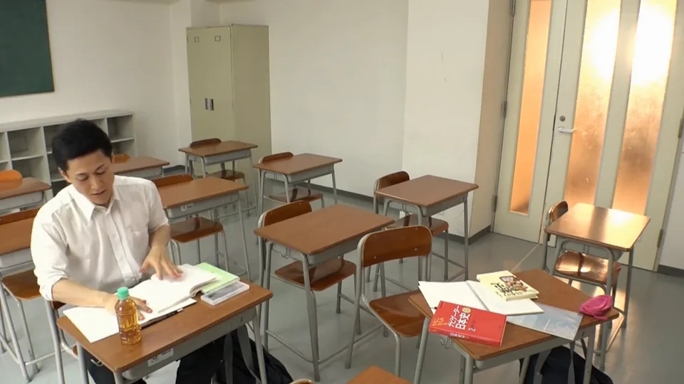[Reducing Mosaic] VRTM-294 ミニスカートを履いたパンチラ女子校生に媚を飲ませると自らニーハイソックスを擦りつけながら淫らにパンツを湿らせ、カニバサミで中出しを求めた！ 3